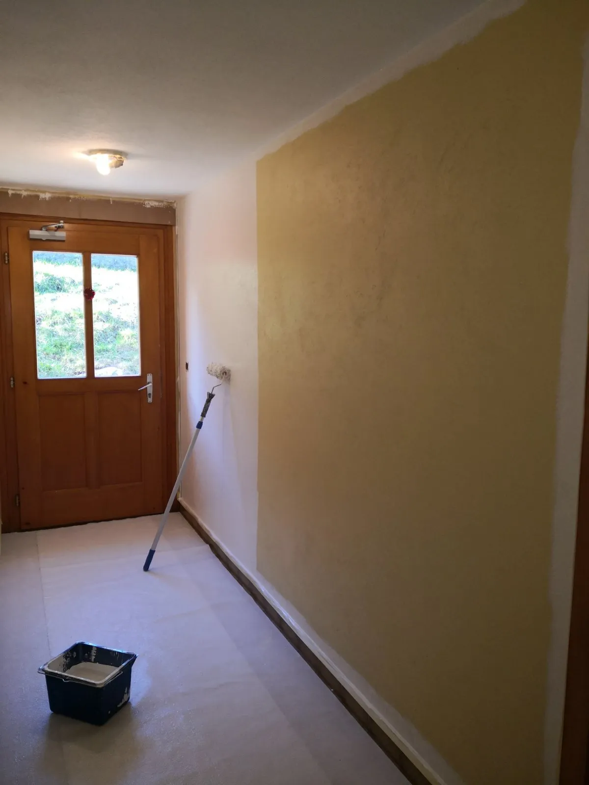 Mur de la cage d'escalier, avant en jaune et après en blanc