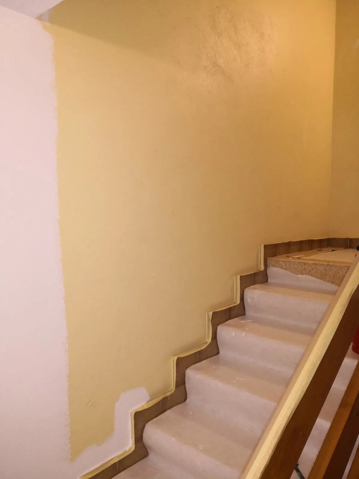 Second mur de la cage d'escalier, avant en jaune et après en blanc