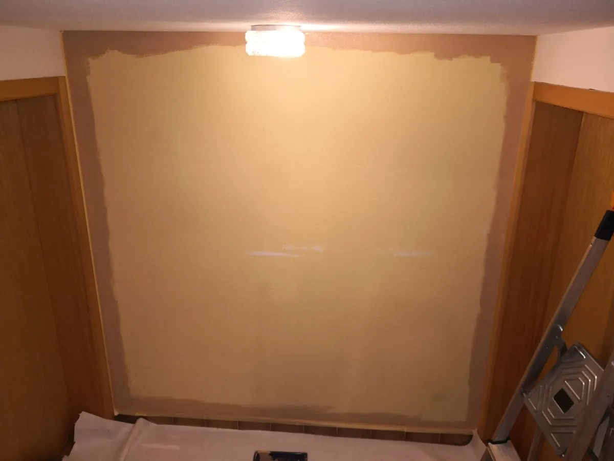 Deux murs peints en beige pour éviter un rendu tout blanc