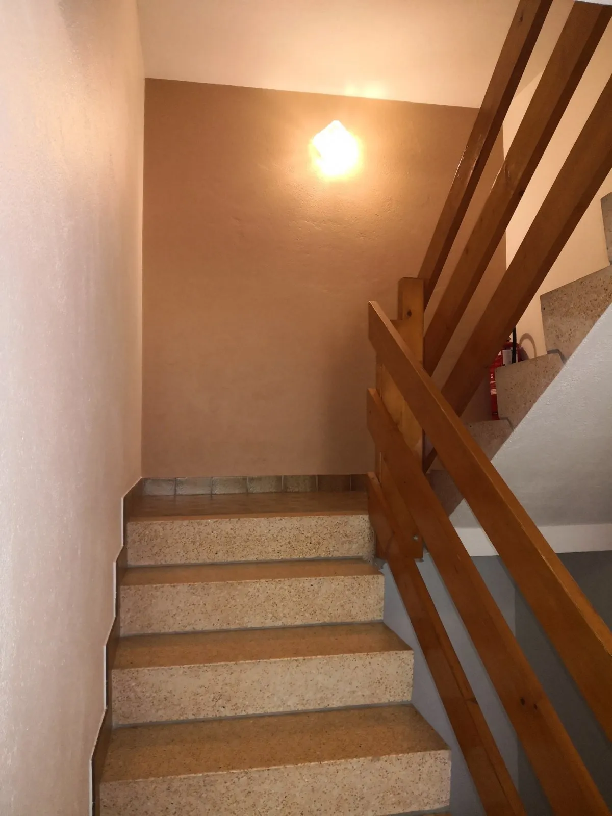 Second angle des deux murs peints en beige