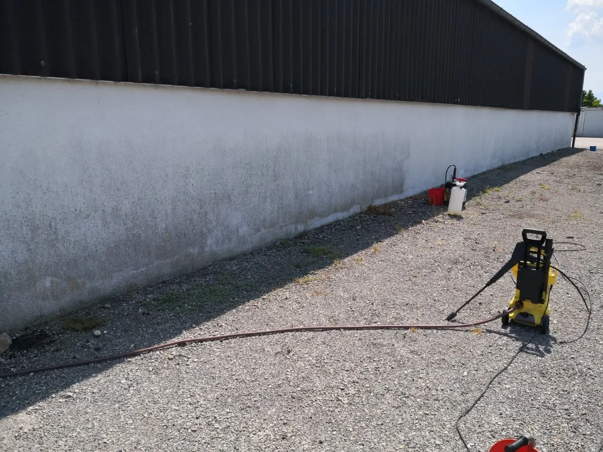 Traitement et nettoyage haute pression du mur avant mise en peinture