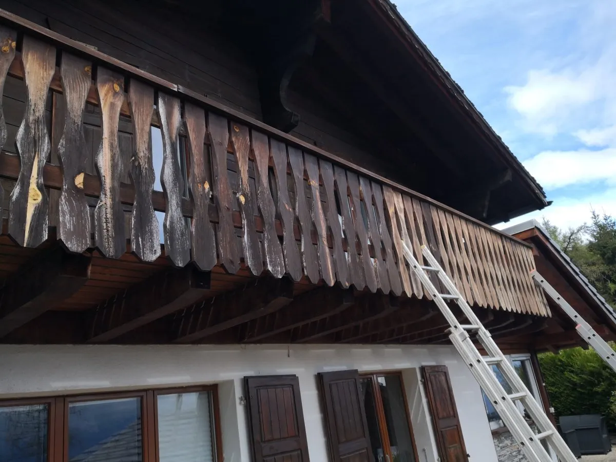Ponçage des lames en bois avant rénovation du vernis