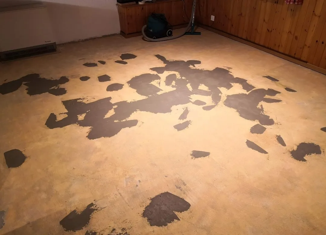 Préparation de la chape avant la pose de la nouvelle moquette