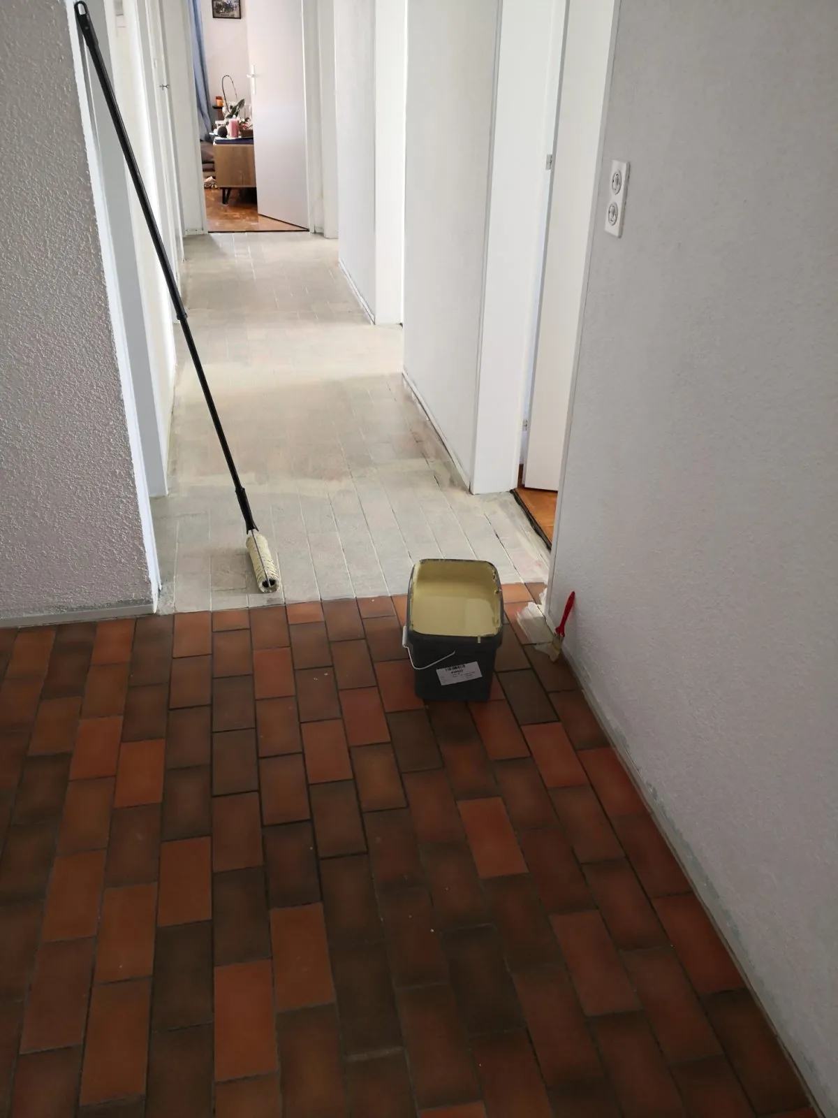 Application du primer sur le carrelage avant lissage