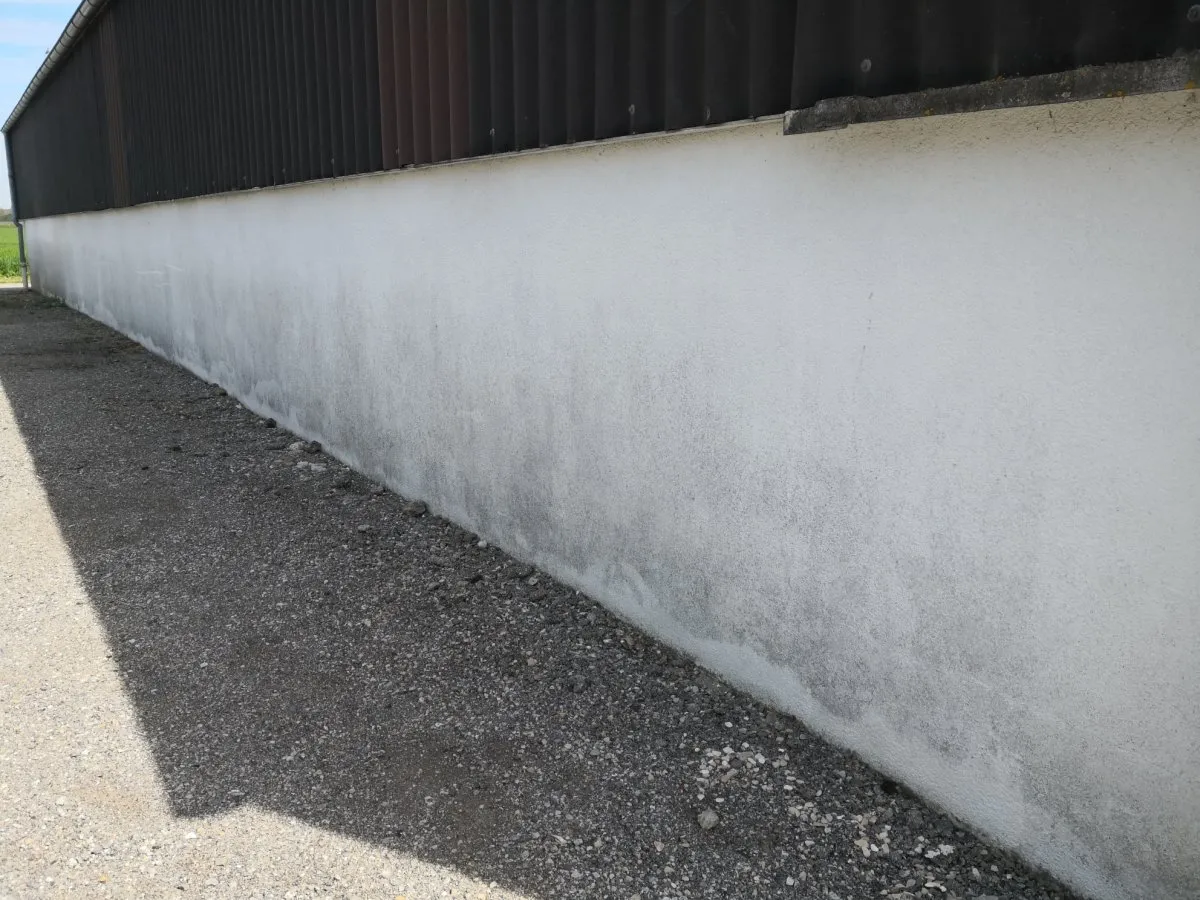 Rénovation de la peinture d'un mur extérieur