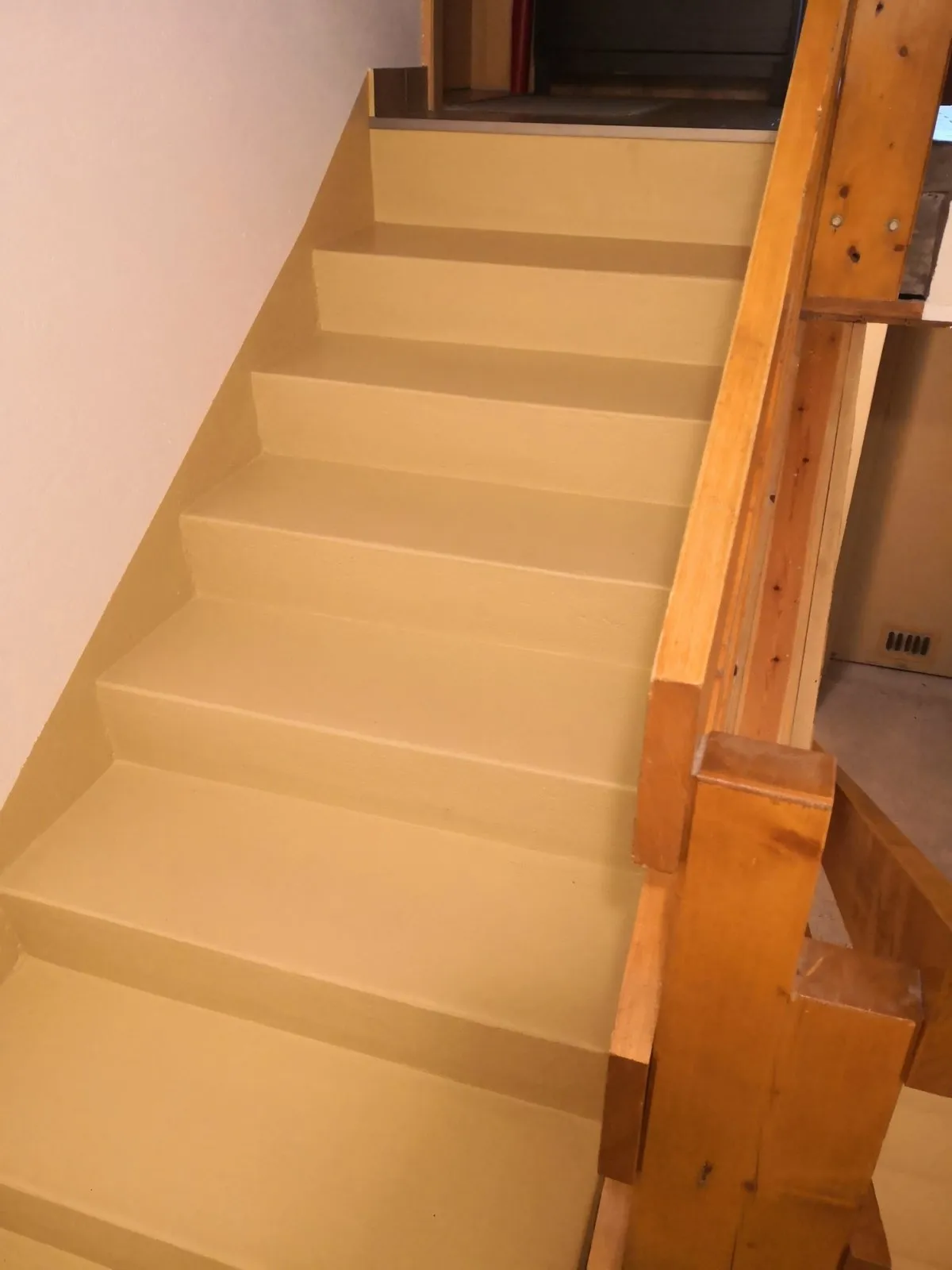Escalier repeint, autre angle, travaux terminés