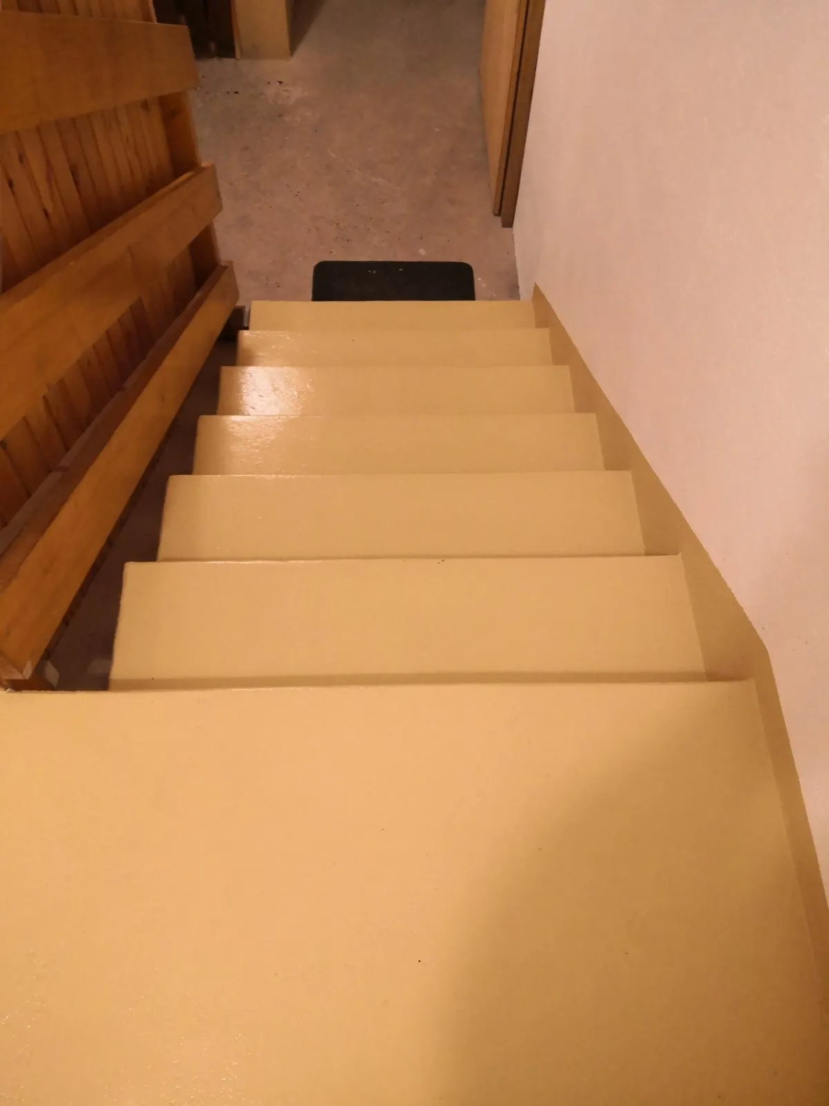 Escalier repeint, vue d’ensemble, travaux terminés