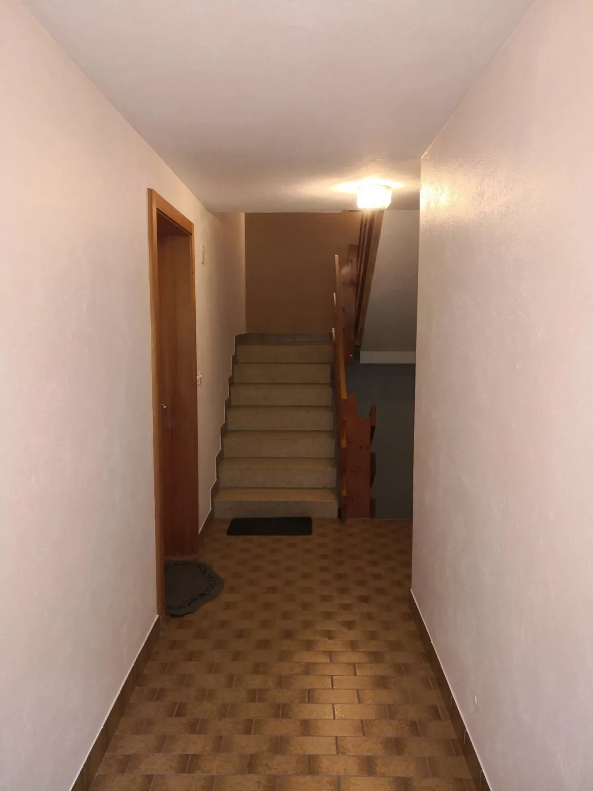 Cage d'escalier repeinte, travaux terminés