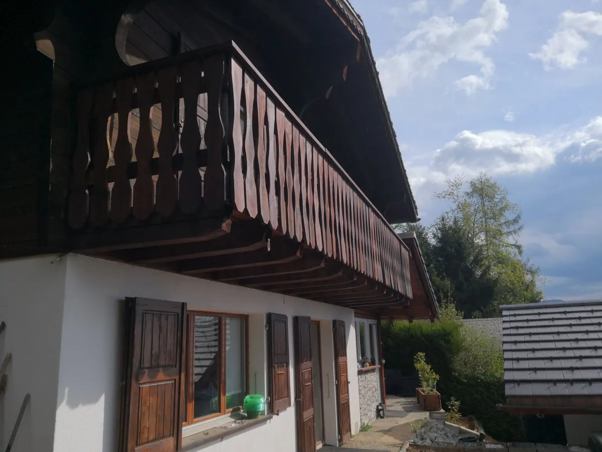Lames en bois vernies, travaux terminés